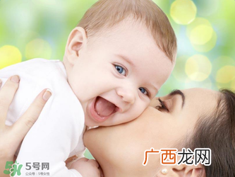哺乳期妈妈用护肤品对宝宝有影响吗？哺乳期能不能用护肤品？