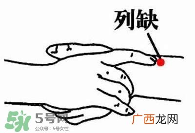 妈妈病毒性感冒需要停止喂奶吗？妈妈感冒了喂奶需要注意什么？