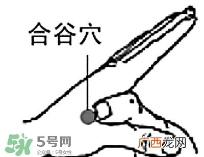 妈妈病毒性感冒需要停止喂奶吗？妈妈感冒了喂奶需要注意什么？