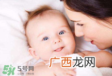 妈妈病毒性感冒需要停止喂奶吗？妈妈感冒了喂奶需要注意什么？
