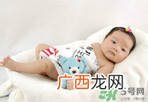 宝宝发烧是用热毛巾还是冷毛巾敷？宝宝发烧用什么毛巾敷？