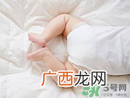宝宝发烧是用热毛巾还是冷毛巾敷？宝宝发烧用什么毛巾敷？