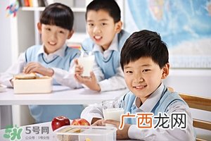 婴儿喝羊奶好还是牛奶好 婴儿喝羊奶粉好还是牛奶粉好