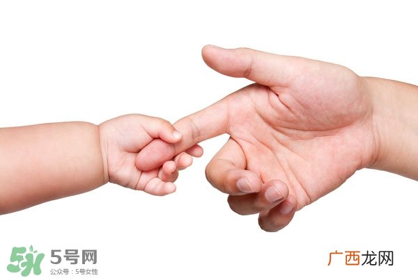 宝宝不会抓东西 怎么锻炼宝宝的抓握能力