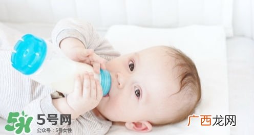 婴儿吐奶和溢奶的区别 婴儿溢奶和吐奶有何不同？