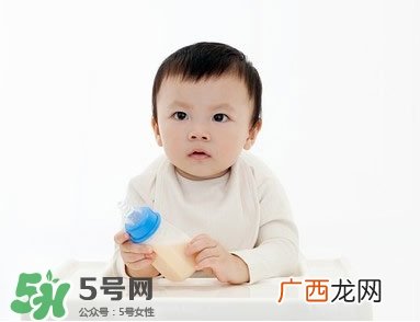 婴儿吐奶和溢奶的区别 婴儿溢奶和吐奶有何不同？