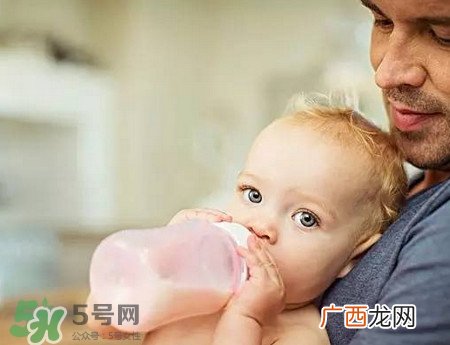 婴儿吐奶和溢奶的区别 婴儿溢奶和吐奶有何不同？