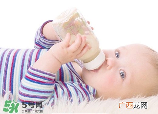 婴儿吐奶和溢奶的区别 婴儿溢奶和吐奶有何不同？