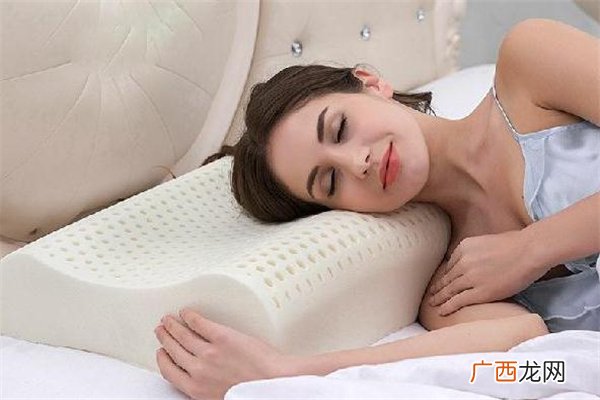 乳胶枕头多久洗一次 乳胶枕头用什么洗