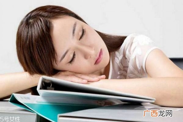 趴着睡觉流口水是怎么回事 睡觉流口水要小心