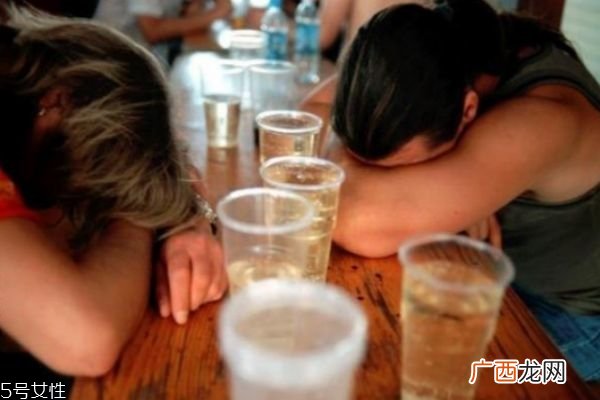 如何解酒效果最好 这样做可以缓解宿醉