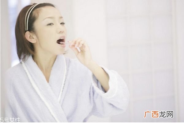 刷牙前要不要先漱口 漱口水是刷牙前用还是刷牙后用