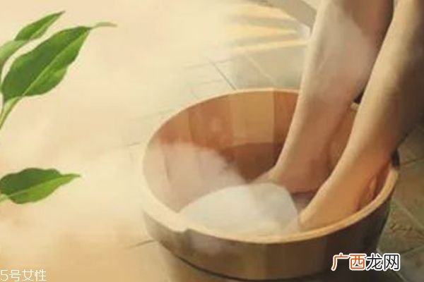 湿热体质能泡脚吗 泡脚最好选择高木桶