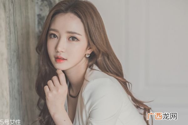 打完耳洞多久可以碰水 刚打耳洞带什么耳钉好