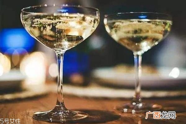 香槟杯和红酒杯的区别 红酒杯的材质和形状