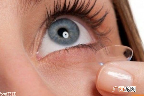 隐形眼镜游泳可以戴吗 最好不要佩戴