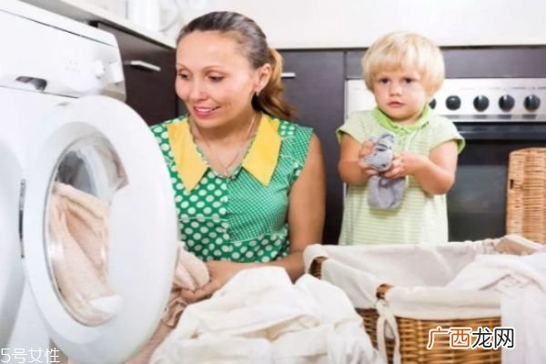 衣服被染色了怎么洗掉 肥皂碱水混合液清洗法