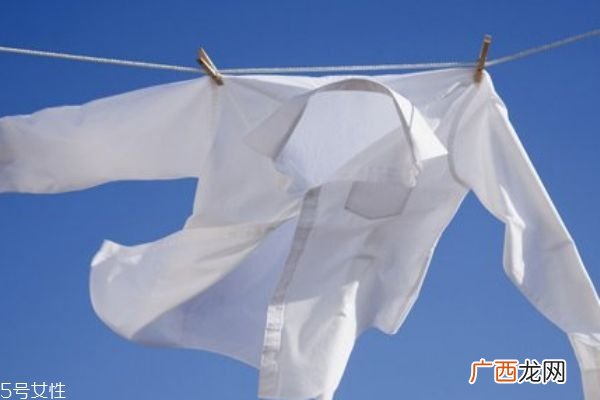 衣服被染色了怎么洗掉 肥皂碱水混合液清洗法