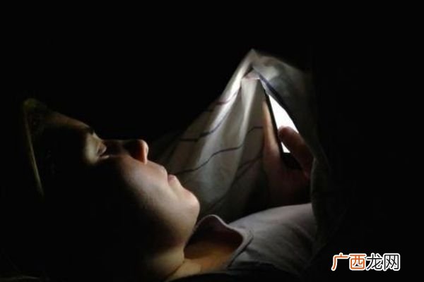 晚上玩手机亮度调多少 晚上玩手机要注意这些