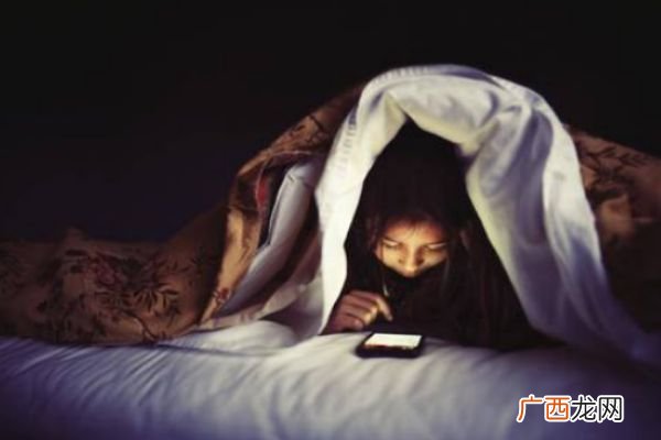 晚上玩手机亮度调多少 晚上玩手机要注意这些