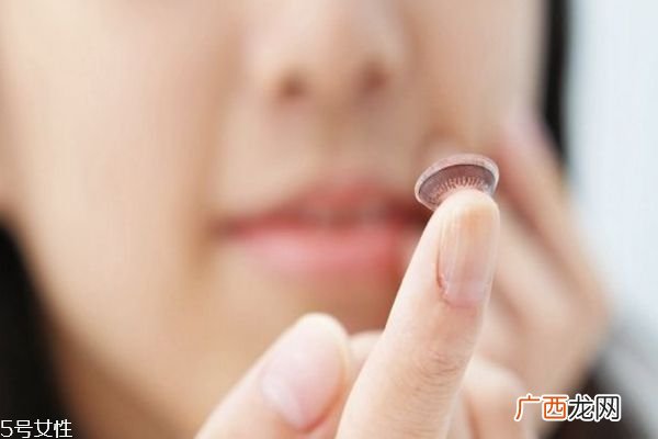 隐形眼镜可以用自来水泡吗 戴隐形眼镜的注意事项