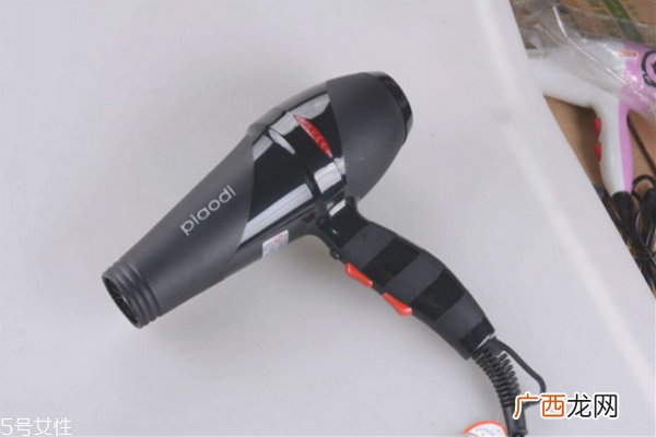 吹风机怎样用比较安全 吹风机正确的使用方法