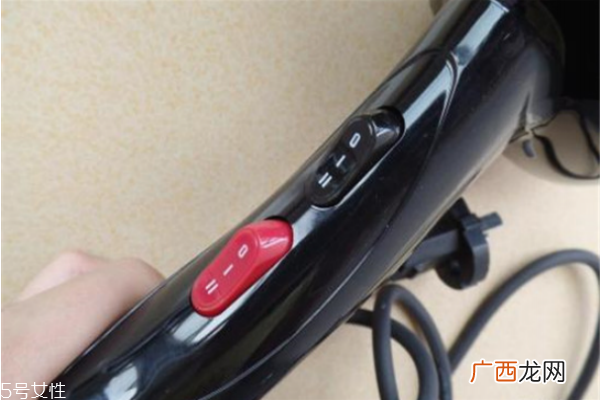 吹风机怎样用比较安全 吹风机正确的使用方法