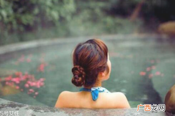 夏天泡温泉好还是冬天泡温泉好 泡温泉泡太久的危害