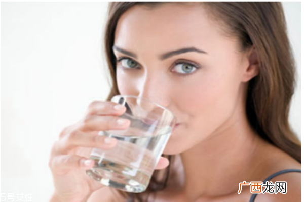 白开水喝多了有什么危害 白开水的妙用