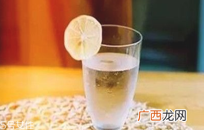 美瞳和隐形眼镜的护理液一样吗 美瞳没有护理液拿什么泡