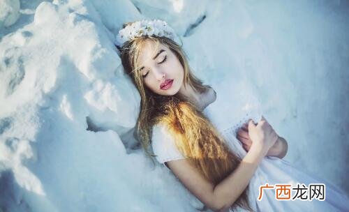 介意女朋友有过前男友，女朋友生气了分手怎么办