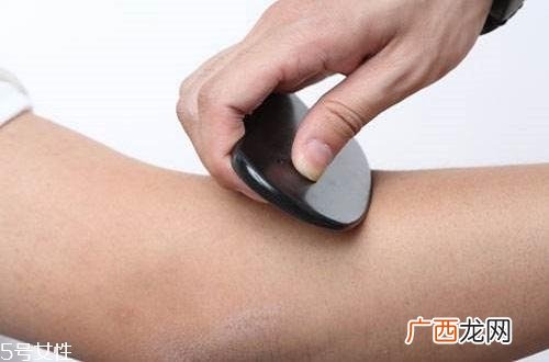 刮痧后胳膊疼是怎么回事 需警惕3种原因
