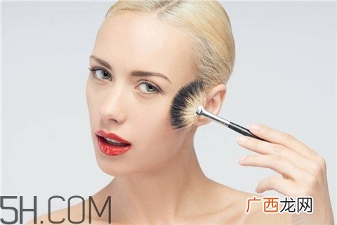 青春痘和上火痘的区别 青春痘和毛囊炎的区别