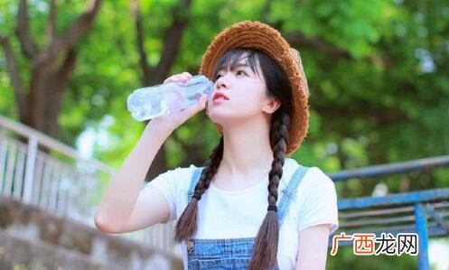女生愿意聊天却不主动联系你说明什么？