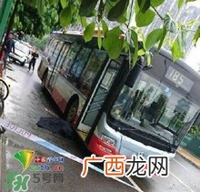 女子穿高跟鞋追公交 摔倒后遭碾压身亡