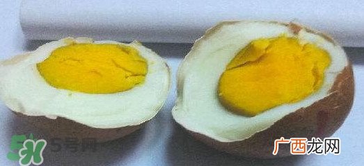 女子用熟鸡蛋化妆 熟鸡蛋美容护肤方法