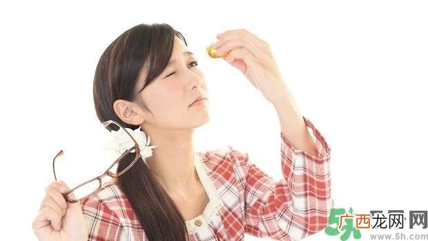 看完书马上睡觉 翘二郎腿对眼睛伤害大