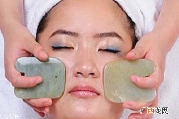 面部刮痧后脸发红发热 这些人不宜做面部刮痧