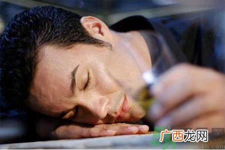 男人湿气重的表现有哪些？男人去除湿气的方法有哪些？