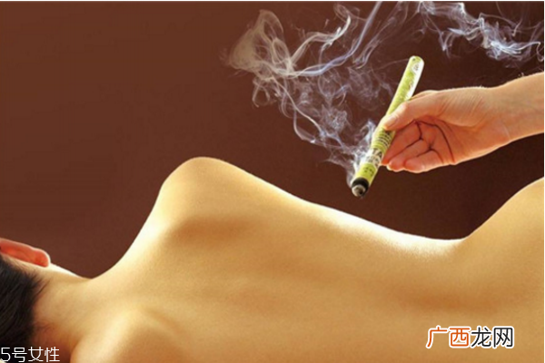 冬天脚冰凉用什么泡脚 女人冬天手脚冰凉的原因