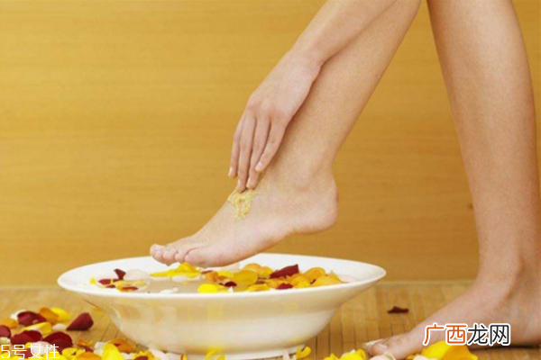 冬天脚冰凉用什么泡脚 女人冬天手脚冰凉的原因