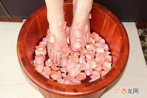 冬天脚冰凉用什么泡脚 女人冬天手脚冰凉的原因