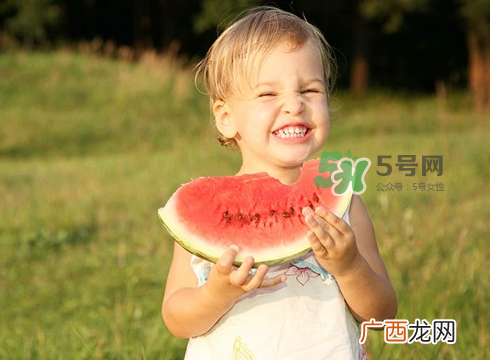 三伏天吃西瓜好吗_三伏天吃西瓜的好处_三伏天吃西瓜能瘦吗