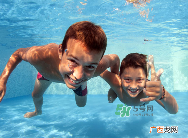 游泳为什么要穿泳衣？为什么游泳要穿泳衣？