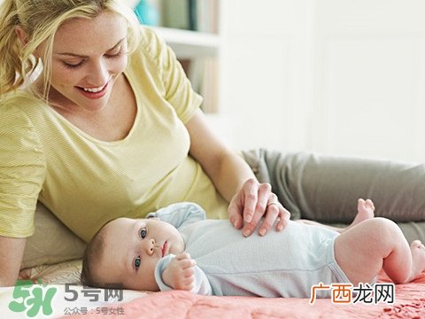 三伏天坐月子可以洗澡吗？三伏天坐月子可以穿短袖吗？