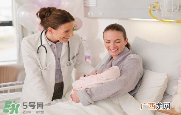三伏天坐月子可以洗澡吗？三伏天坐月子可以穿短袖吗？