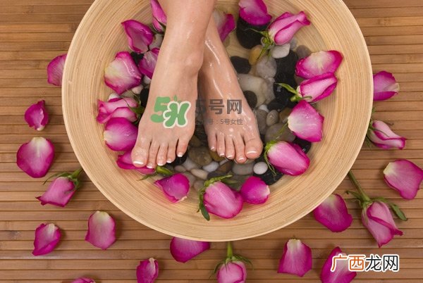 三伏天泡脚可以驱寒吗？用什么泡脚可以驱寒？