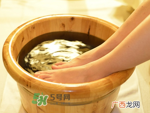 三伏天能用艾叶泡脚吗_用艾叶泡脚好吗_用艾叶泡脚的好处