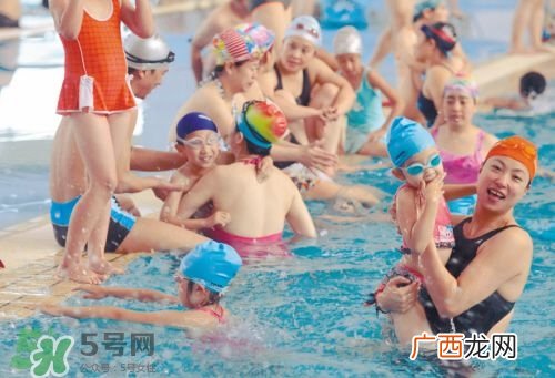 三伏天可以游泳吗？三伏天游泳会有湿气吗？