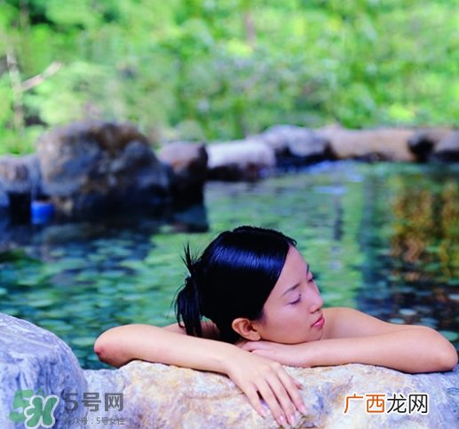 8月份可以泡温泉吗？8月份泡温泉好不好？